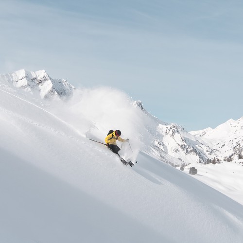 Skiër op de piste van Schröcken