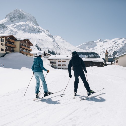 Skiërs in het dal van Zürs