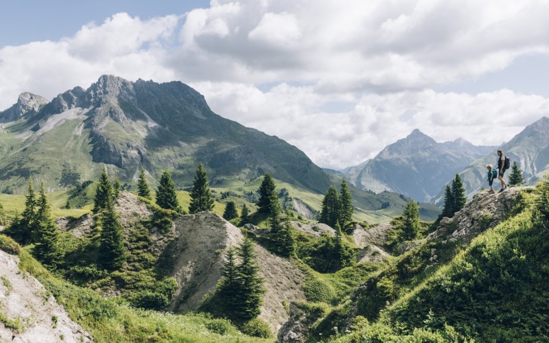 De prachtige bergen van Lech