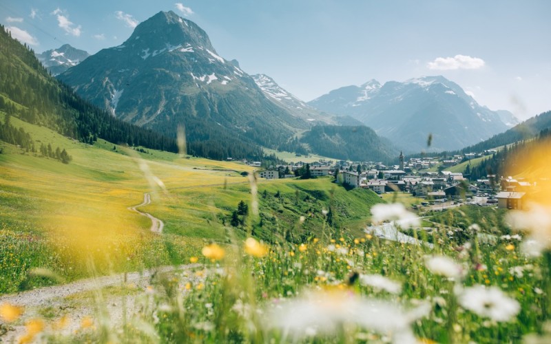 wandelpad langs Lech in de lente 